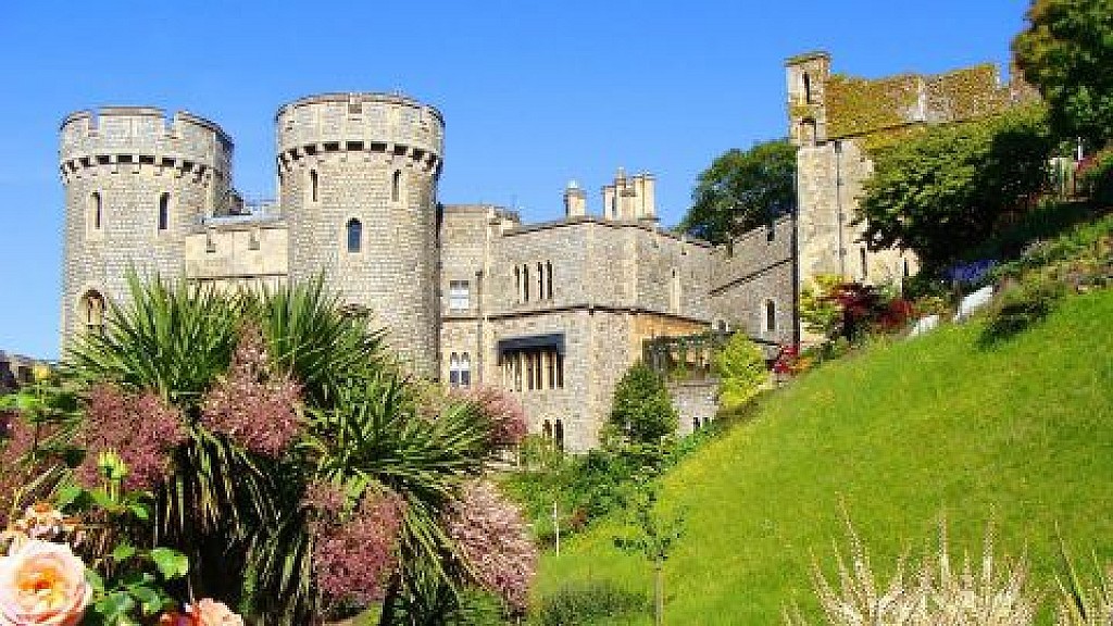 Windsor, Stonehenge & Oxford Private tour with separate Tour Guide
