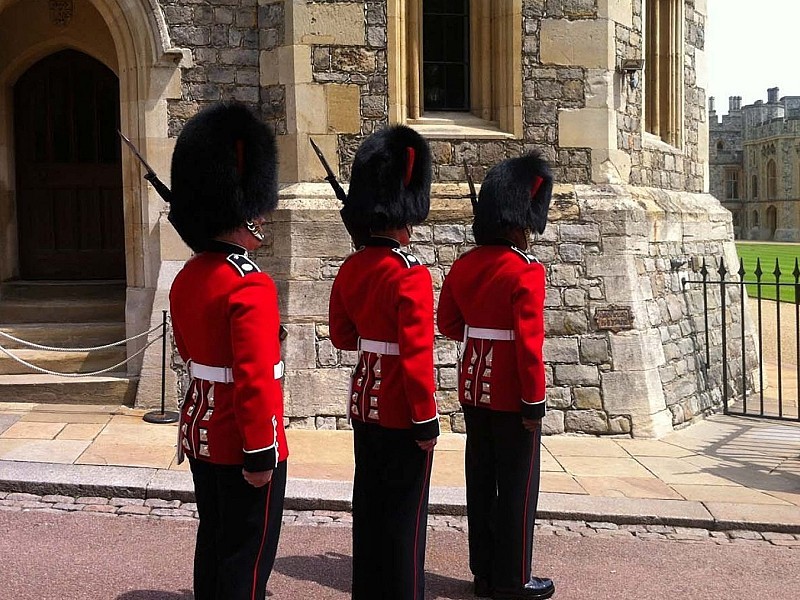 Hampton Court & Windsor Castle Private tour with separate Tour Guide